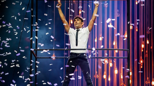 Antonio Díaz, el Mago Pop on stage with confetti falling around him