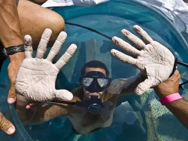 David Blaine learning to hold his breath underwater for drowned alive with hands above water